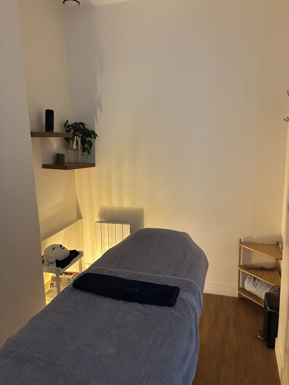 Huile de massage, galets et serviette en lin